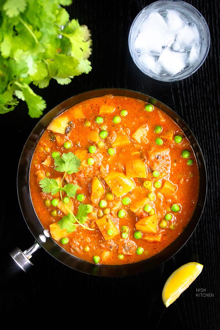 Potatoes and green peas curry