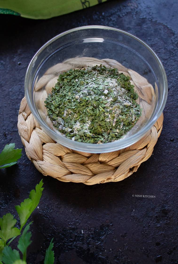Garlic herb spice blend made with garlic powder, parsley, oregano, basil and thyme.