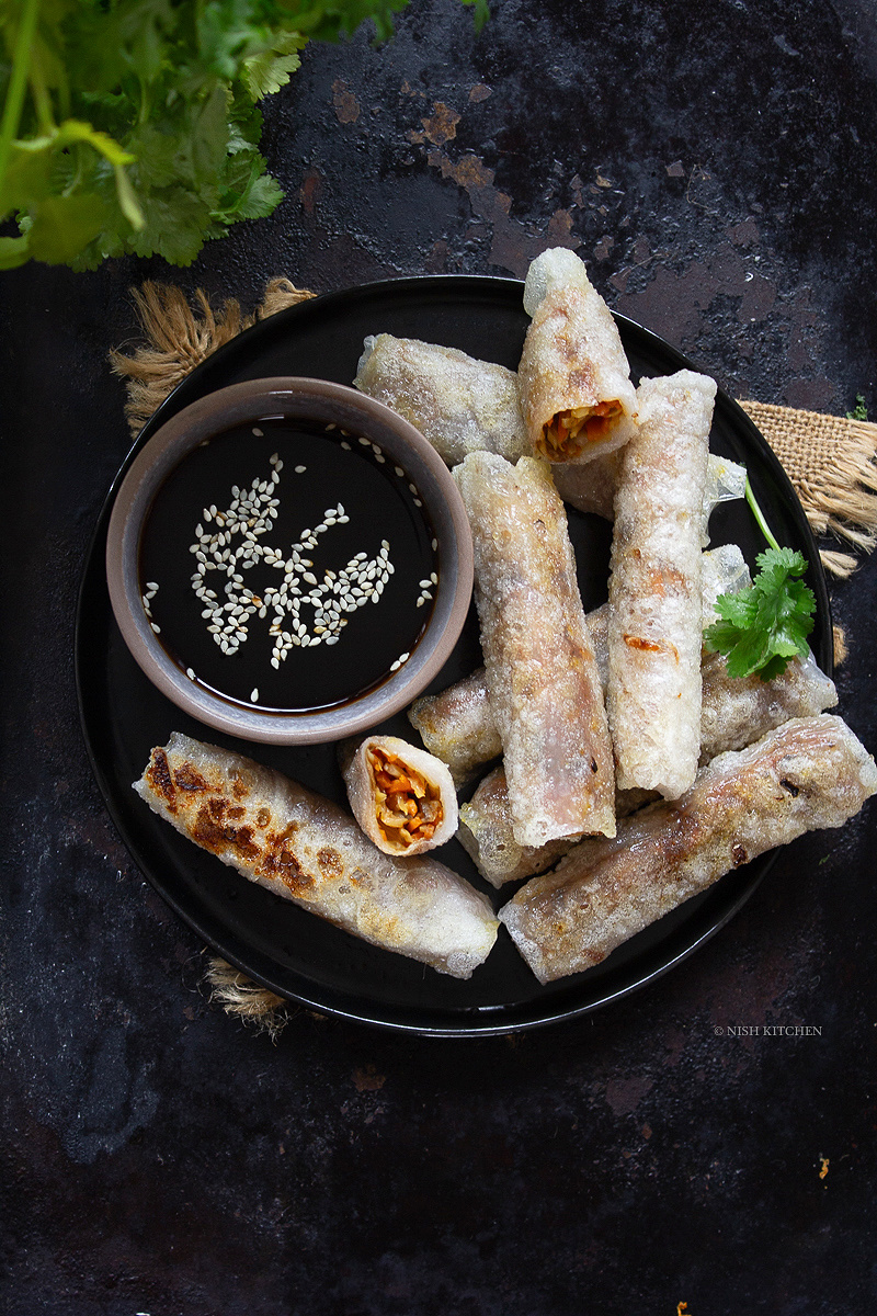 Crispy rice paper spring rolls